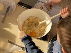 Un enfant qui cuisine