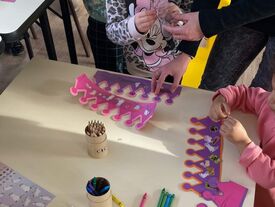 un enfant fabrique une couronne