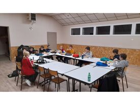 jeunes en train de manger ensemble