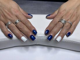 Ongles vernis bleu et blanc Instant Beauty