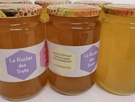 pots de miel avec étiquette