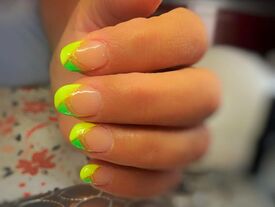 Ongles décorés jaune et vert Bella Nails