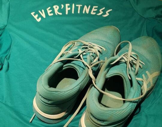 basket et tee-shirt vert